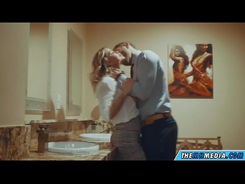 ❤️ وقتی یک بلوند بی تنه شما را در یک دستشویی عمومی اغوا می کند ❤️ سوپر سکس در fa.3dhentaix.ru ️❤